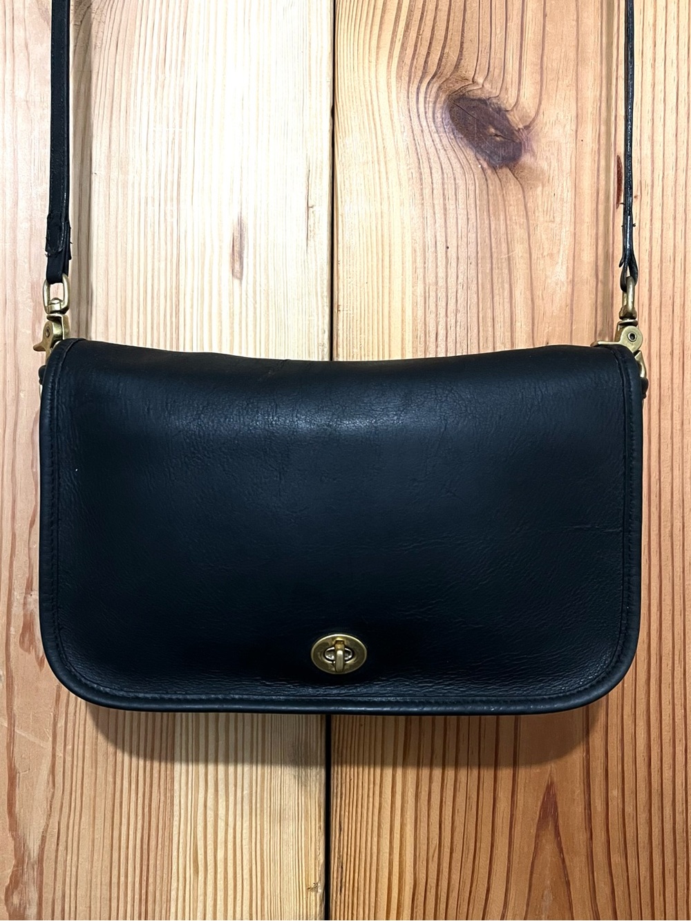 Vintage Coach Station Bag 9937 – Black Leather – Classic Turnlock Crossbody